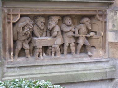 Heinzelmännchen in der Backstube, Detail des Heinzelmännchenbrunnens