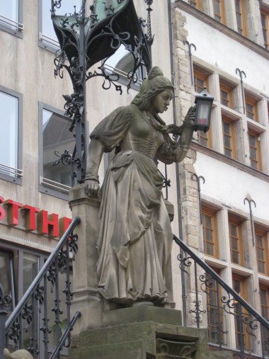 Schneiderin am Heinzelmännchenbrunnen